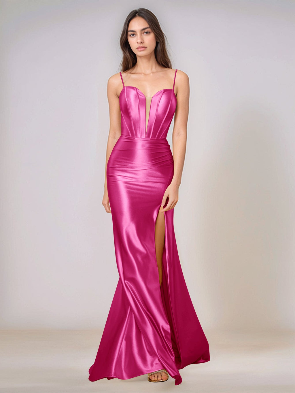 Robe de demoiselle d'honneur sirène longue à fines bretelles et décolleté en V plongeant, fendue.