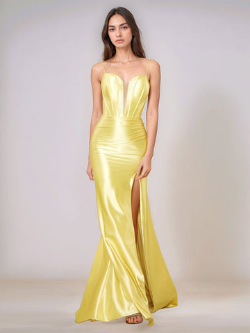 Vestido largo de dama de honor estilo sirena con escote en V profundo, tirantes finos y abertura.