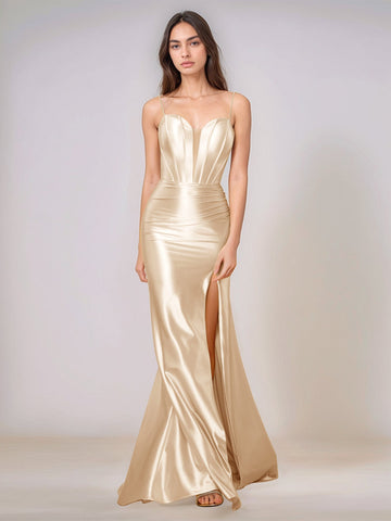 Vestido largo de dama de honor estilo sirena con escote en V profundo, tirantes finos y abertura.