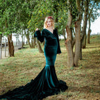 Vestido largo de terciopelo dorado para embarazadas, con escote en V y cola de sirena, ideal para sesiones de fotos.