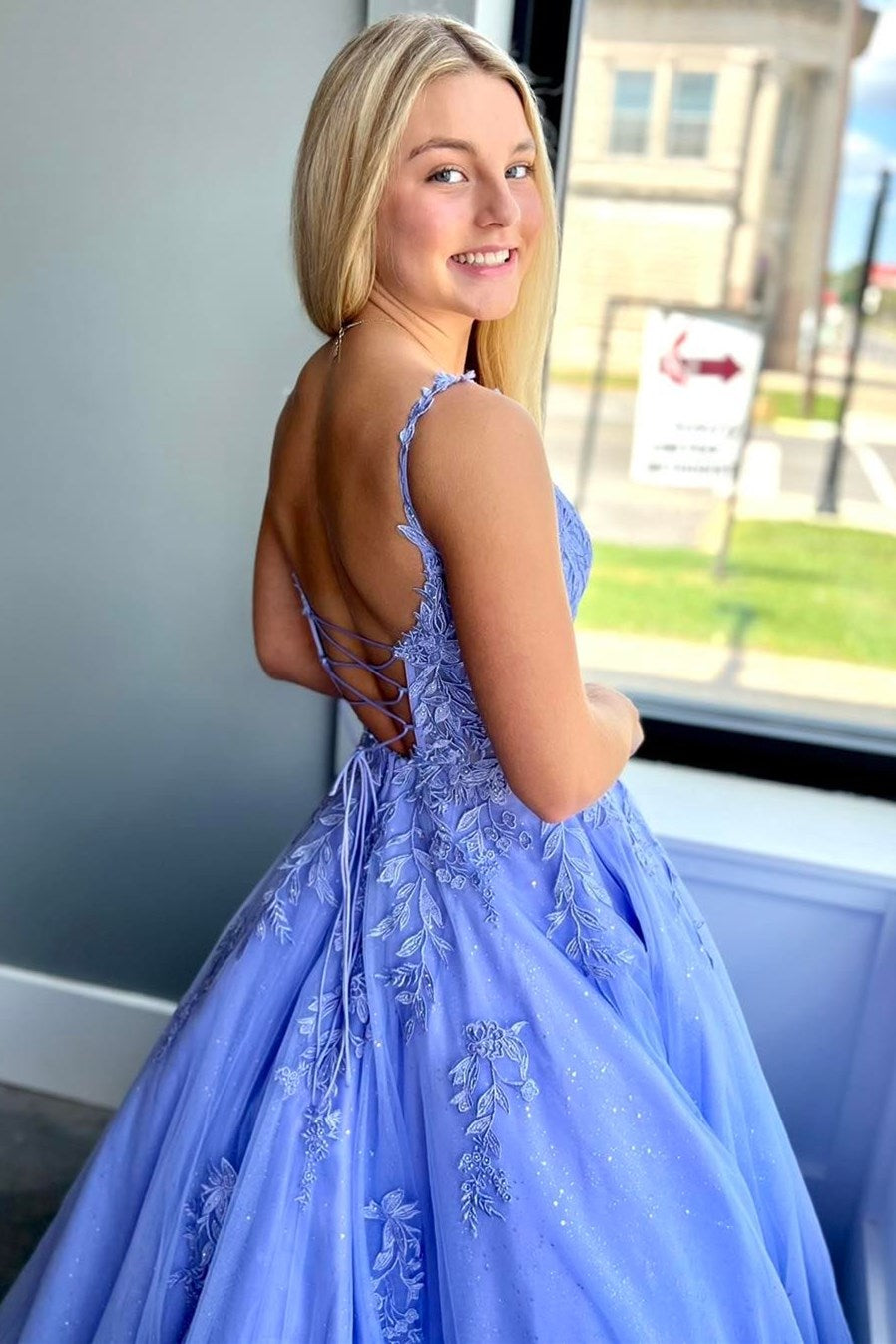 Vestido de fiesta de tul y encaje con tirantes finos, corte en A y bolsillos