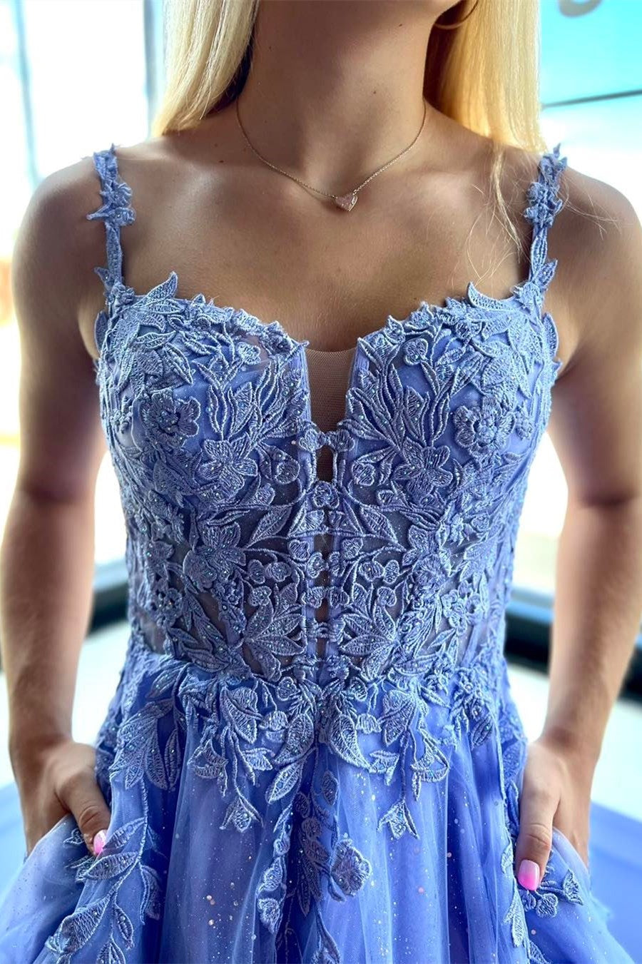 Vestido de fiesta de tul y encaje con tirantes finos, corte en A y bolsillos