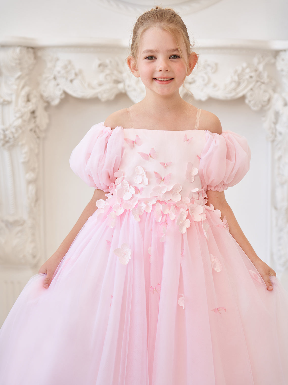 Vestido de niña de las flores de largo midi con mangas abullonadas, hombros descubiertos, apliques florales 3D y tul. 