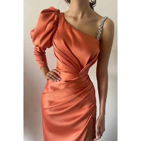 Vestido de fiesta formal largo con abertura, mangas largas y un hombro descubierto 