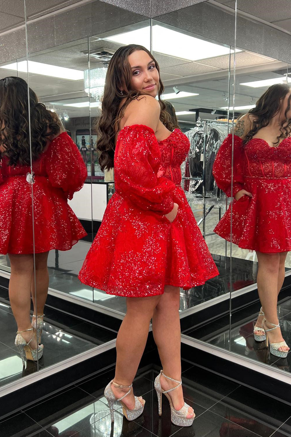 Vestido corto negro de corte línea, escote corazón y mangas largas para baile de bienvenida