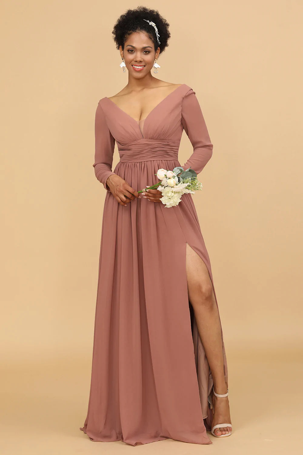 Vestido de dama de honor rosa con cuello en V y mangas largas