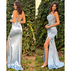 Vestido de fiesta largo con escote en forma de corazón, ilusión de cuentas y aberturas. 