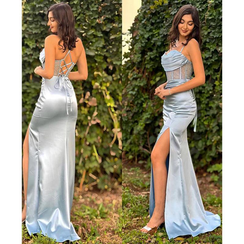 Vestido de fiesta largo con escote en forma de corazón, ilusión de cuentas y aberturas. 
