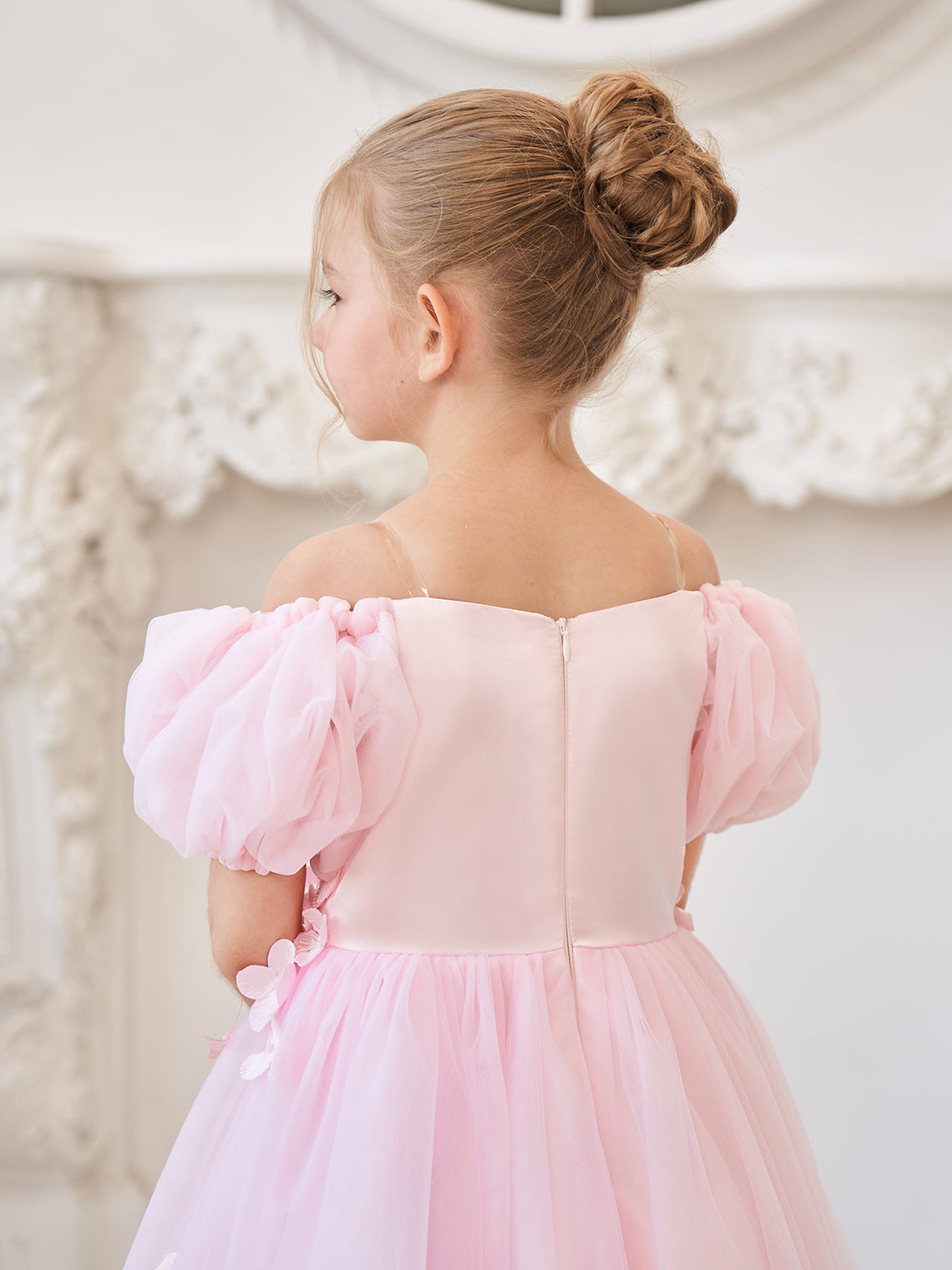 Vestido de niña de las flores de largo midi con mangas abullonadas, hombros descubiertos, apliques florales 3D y tul. 