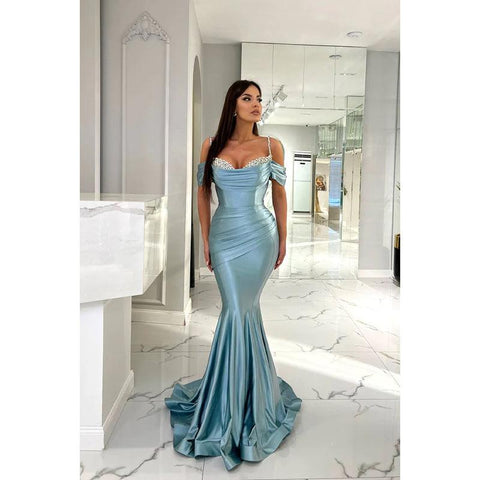 Vestido de noche largo de sirena con escote corazón, hombros descubiertos, fruncido y cuentas de satén