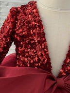 Vestido festivo de tul con escote en V profundo y lentejuelas hasta la rodilla, ideal para fiestas navideñas y de fin de año. 