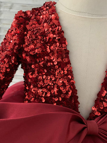 Vestido festivo de tul con escote en V profundo y lentejuelas hasta la rodilla, ideal para fiestas navideñas y de fin de año. 