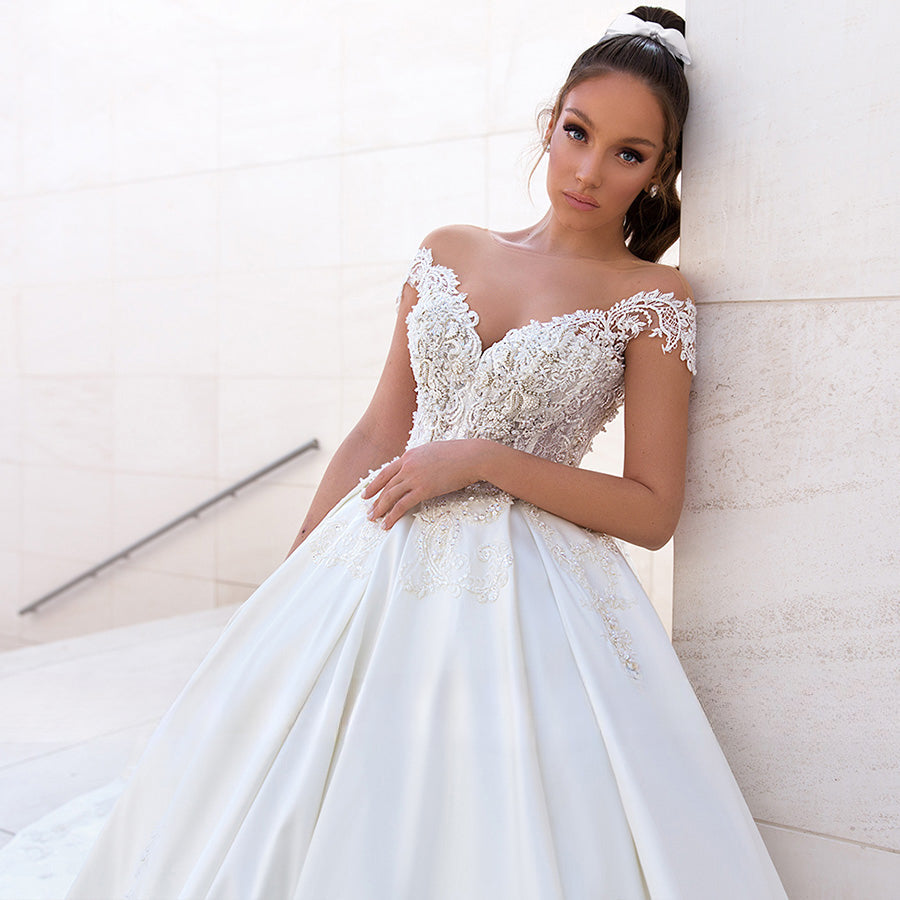 Robes de mariée sexy à épaules dénudées, coupe trapèze, dentelle appliquée, élégantes robes de mariée sans manches en satin avec perles et appliqué, parfaites pour une soirée plage.