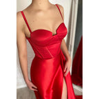 Robe de bal longue rouge à bretelles spaghetti et fente latérale