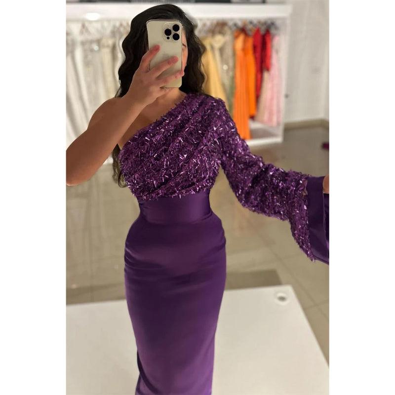 Vestido de noche largo morado con lentejuelas y un hombro al descubierto 