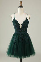 Vestido corto de tul con tirantes finos, corte en A y apliques, ideal para fiestas de bienvenida.