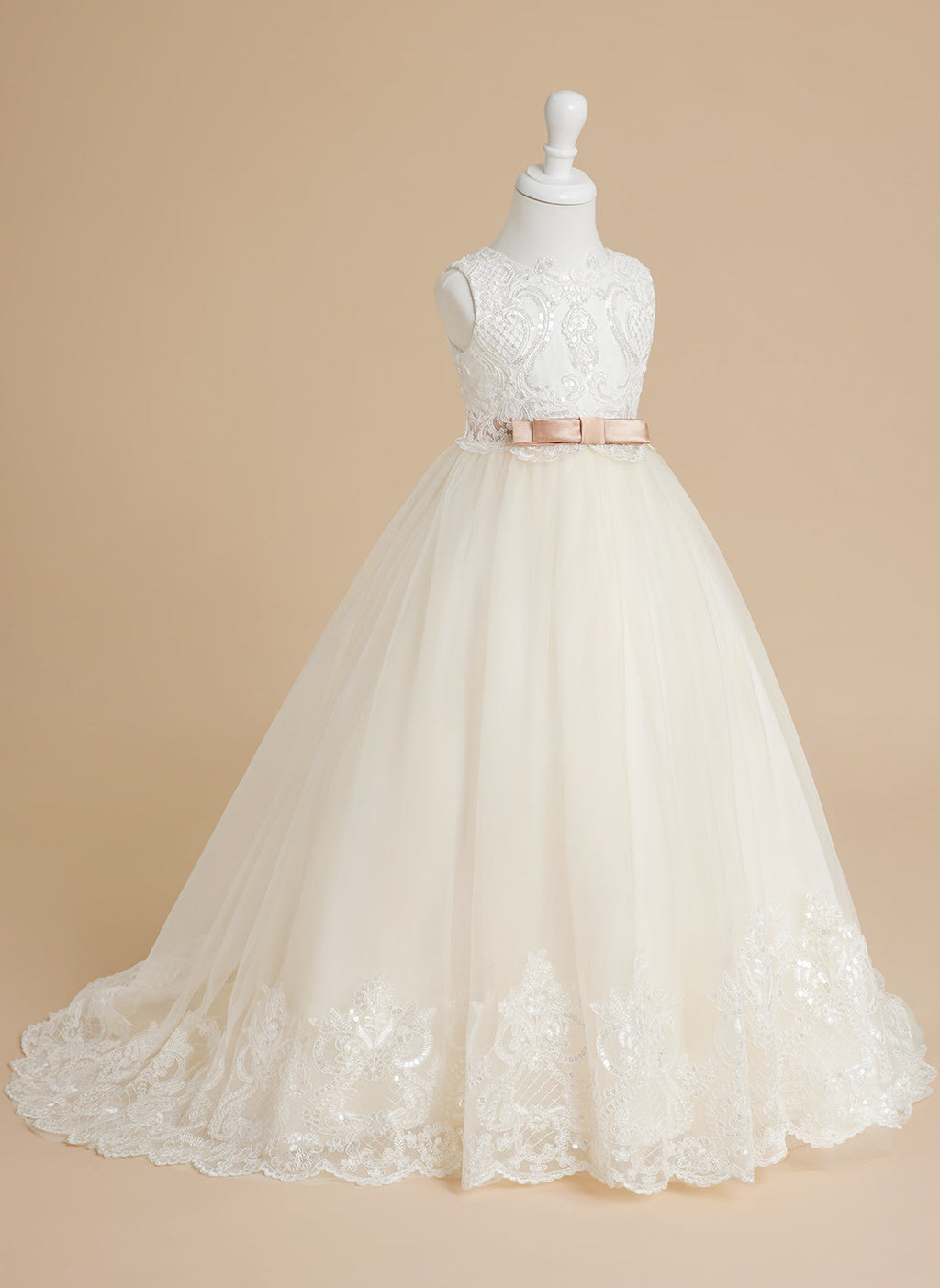 Vestido de niña de las flores color marfil, estilo princesa, con cola de tul y corte de baile. 