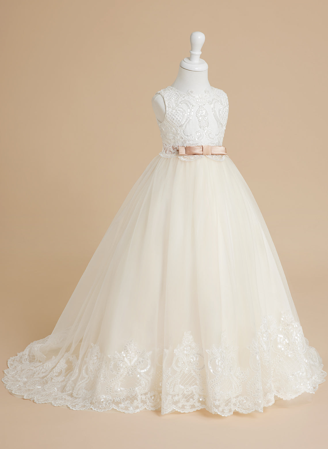 Vestido de niña de las flores color marfil, estilo princesa, con cola de tul y corte de baile. 