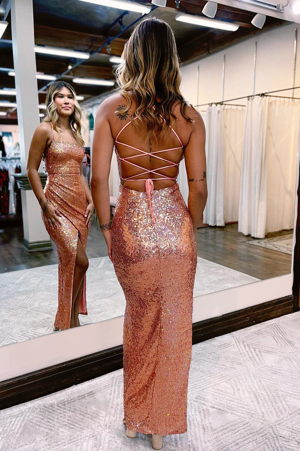 Robe de bal fourreau bleu à sequins avec fente et dos nu