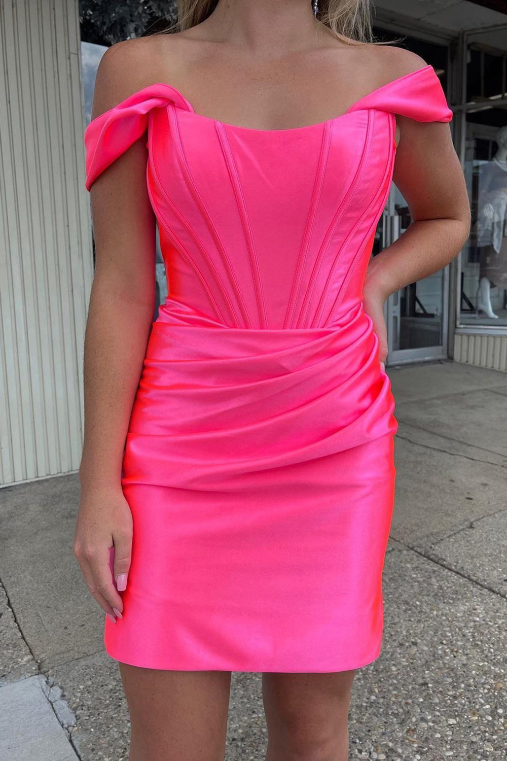 Robe courte moulante tendance à épaules dénudées et froncée pour le bal de promo