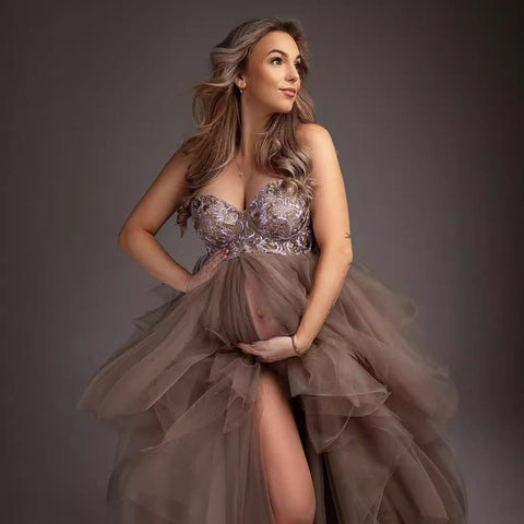 Vestido de maternidad de tul vaporoso con hombros descubiertos y abertura frontal, ideal para sesiones de fotos de barriga grande.
