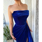 Vestido largo de fiesta de graduación azul real de terciopelo sin tirantes con pliegues, abertura y cola 