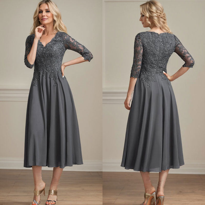 Vestido de corte A, escote en V, largo hasta la rodilla, de gasa, encaje, con lentejuelas y pedrería para la madre de la novia. 