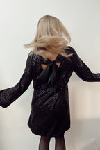 Robe mini ample à sequins et nœud papillon dans le dos, inspirée par Lost in Your Eyes 