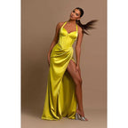 Robe de soirée longue froncée à col licou et décolleté en cœur avec fente sur la cuisse