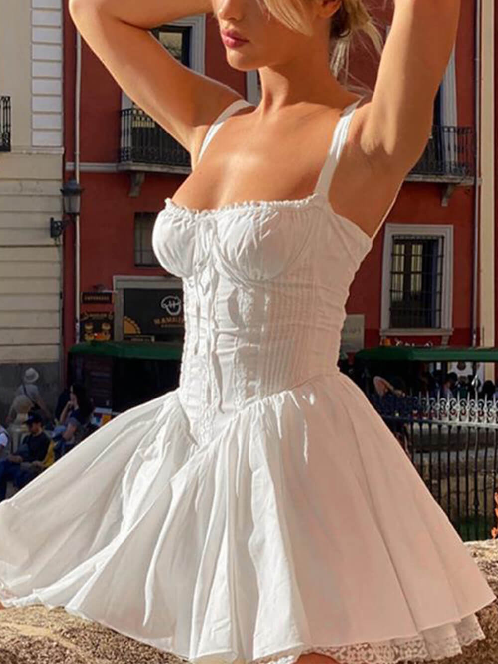 Robe courte en dentelle à ourlet asymétrique 