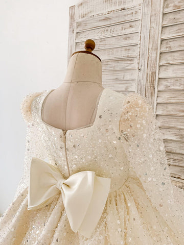 Vestido de cumpleaños de niña color marfil satinado hasta la rodilla 