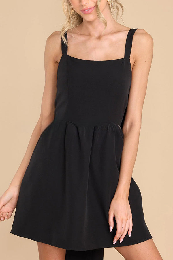 Robe mini élégante et magnifique à dos oversize, nœud, bretelles larges et poches 