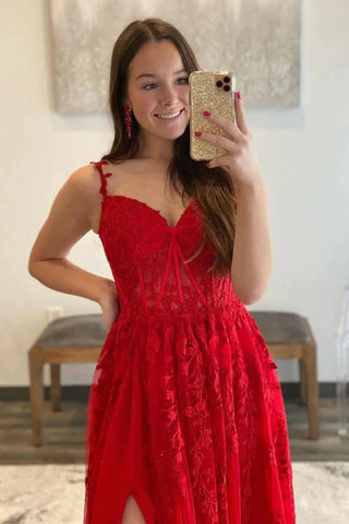 Vestido de graduación con hombros descubiertos y apliques