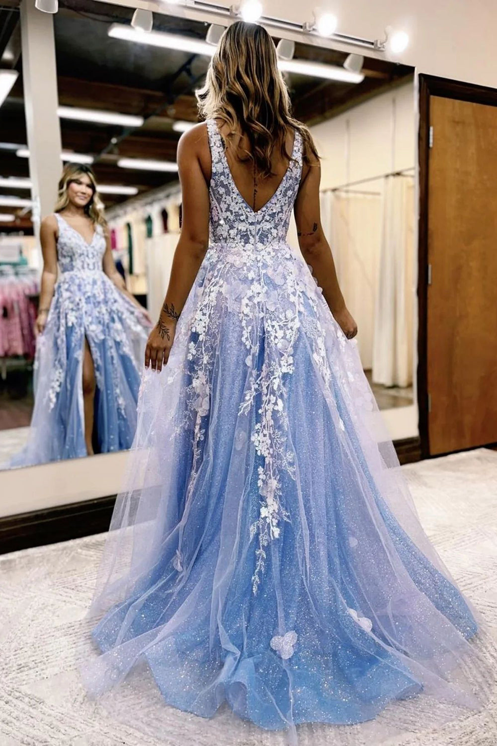 Vestido largo de fiesta azul con escote en V profundo y corte en A, con apliques.