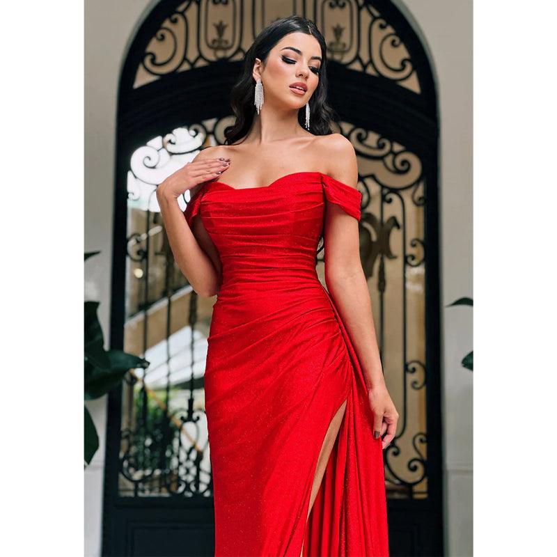 Vestido de noche largo rojo formal con pliegues, hombros descubiertos y abertura, corte tubo/columna 