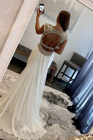Robe de bal dos nu à décolleté plongeant ornée de perles