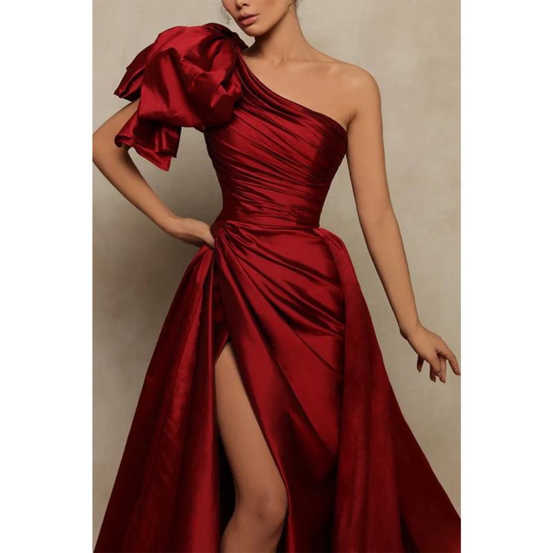 Vestido de noche formal burdeos de satén plisado con abertura lateral y un hombro con corte tubo/columna 