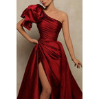 Vestido de noche formal burdeos de satén plisado con abertura lateral y un hombro con corte tubo/columna 