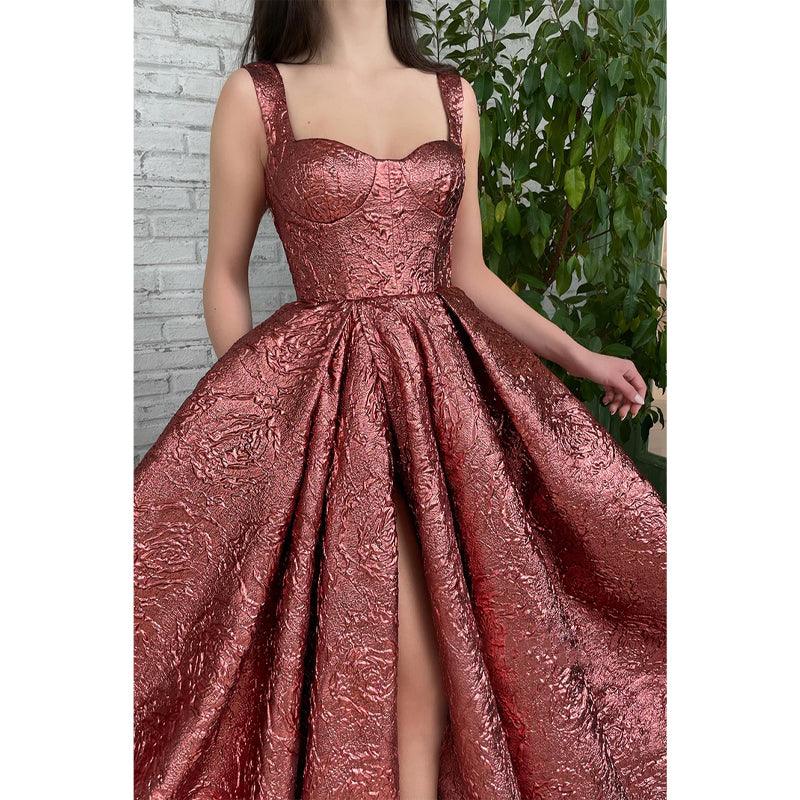 Robe de bal longue à bretelles spaghetti et fente haute 