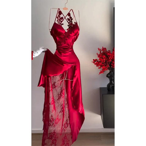 Robe de soirée bordeaux en dentelle à bretelles spaghetti et col en V 