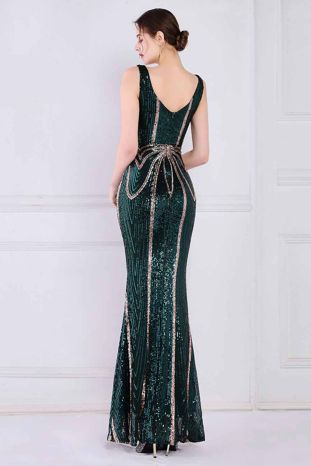 Robe de bal abricot doré à décolleté plongeant en V