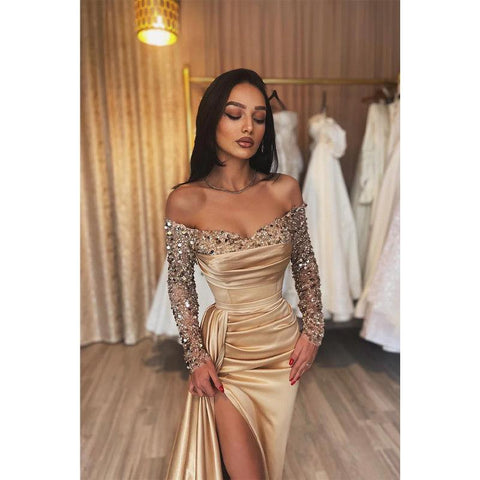 Robe de bal fourreau à manches longues et paillettes avec décolleté en cœur et fente