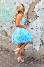 Vestido de fiesta de bienvenida con corsé, tirantes finos, falda escalonada de tul y corte princesa con volantes.