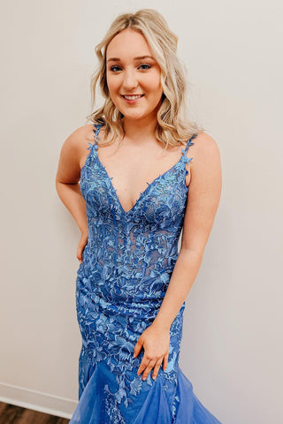 Vestido de fiesta de sirena con tirantes finos y apliques