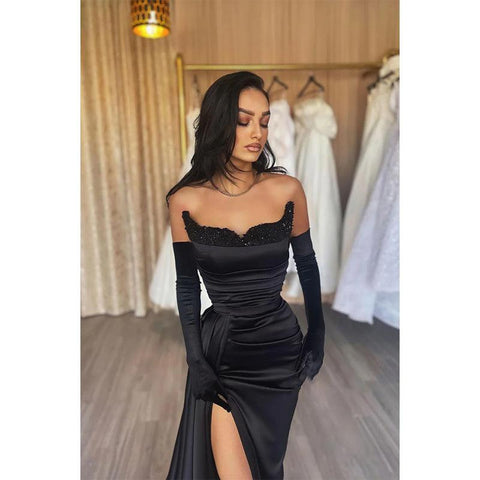Robe de bal longue noire en satin plissé à col en V et fente latérale
