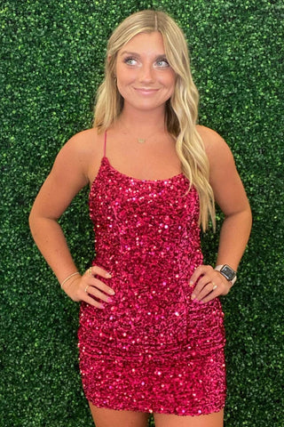 Robe de bal courte fourreau unique à fines bretelles et sequins fuchsia