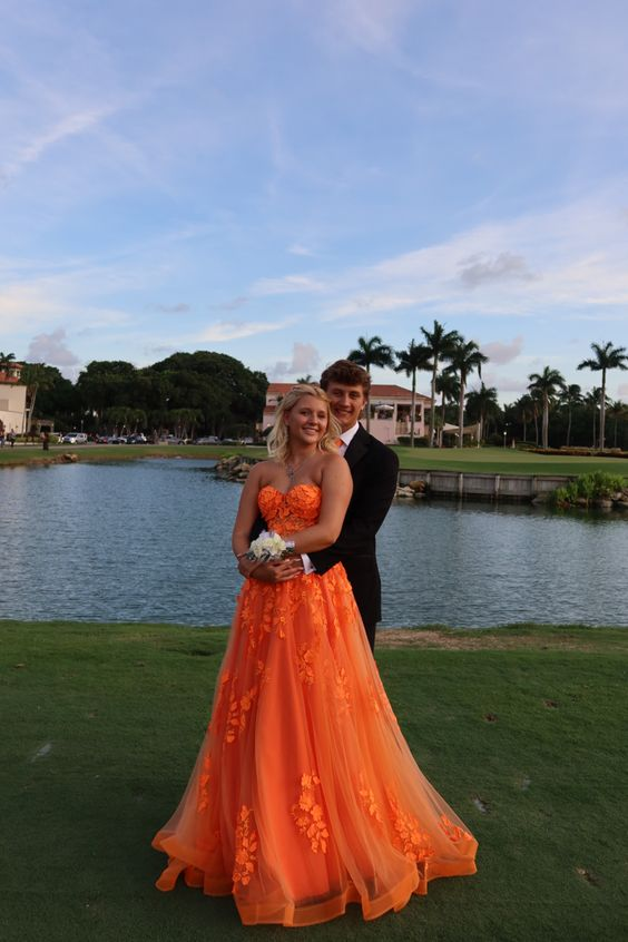 Vestido de graduación con apliques de encaje naranja, escote corazón ilusión, sin tirantes, tul, corte en A, cola de barrido, ideal para fiestas y graduaciones (Y4167)