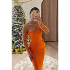 Vestido de fiesta naranja de manga larga, sin tirantes y con cuentas 