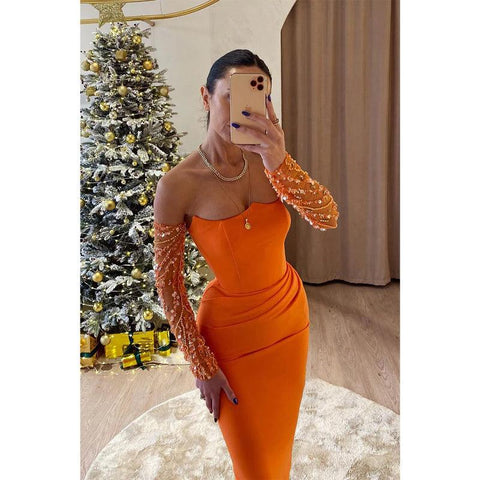 Robe de soirée fourreau orange sans bretelles et à manches longues ornées de perles 