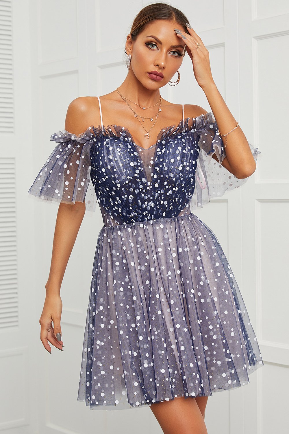 Vestido de cóctel con lunares y hombros descubiertos